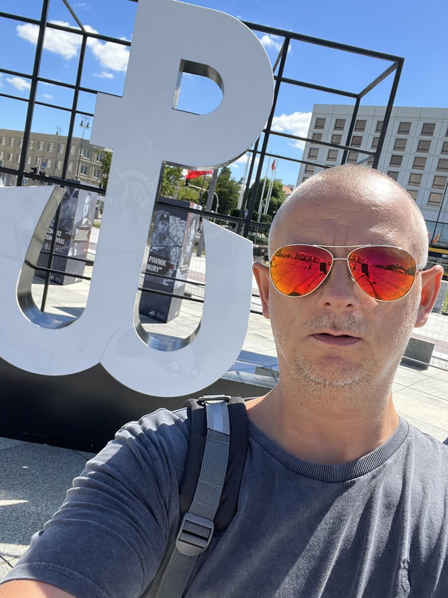 25 amazing things to do in Warsaw, visit Piłsudski Square.