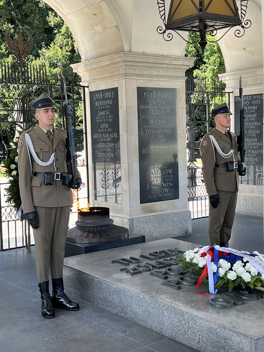 25 amazing things to do in Warsaw, visit Piłsudski Square.